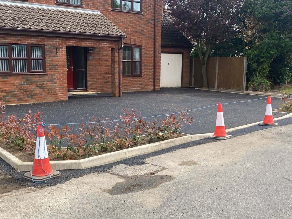 This is a newly installed tarmac driveway just installed by St Neots Driveways